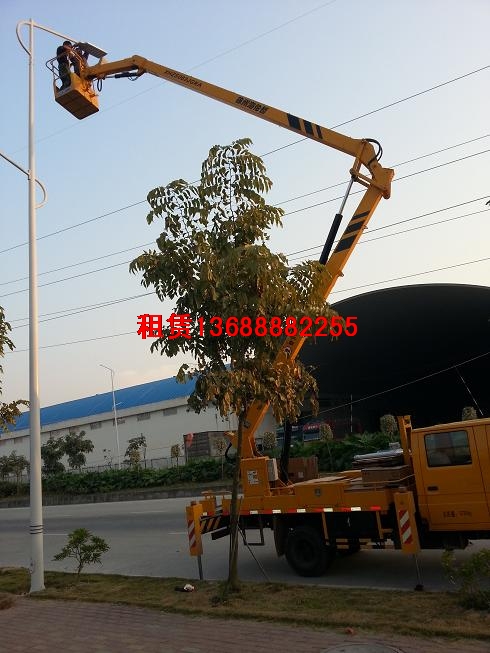 16米高空作業(yè)車在維修路燈